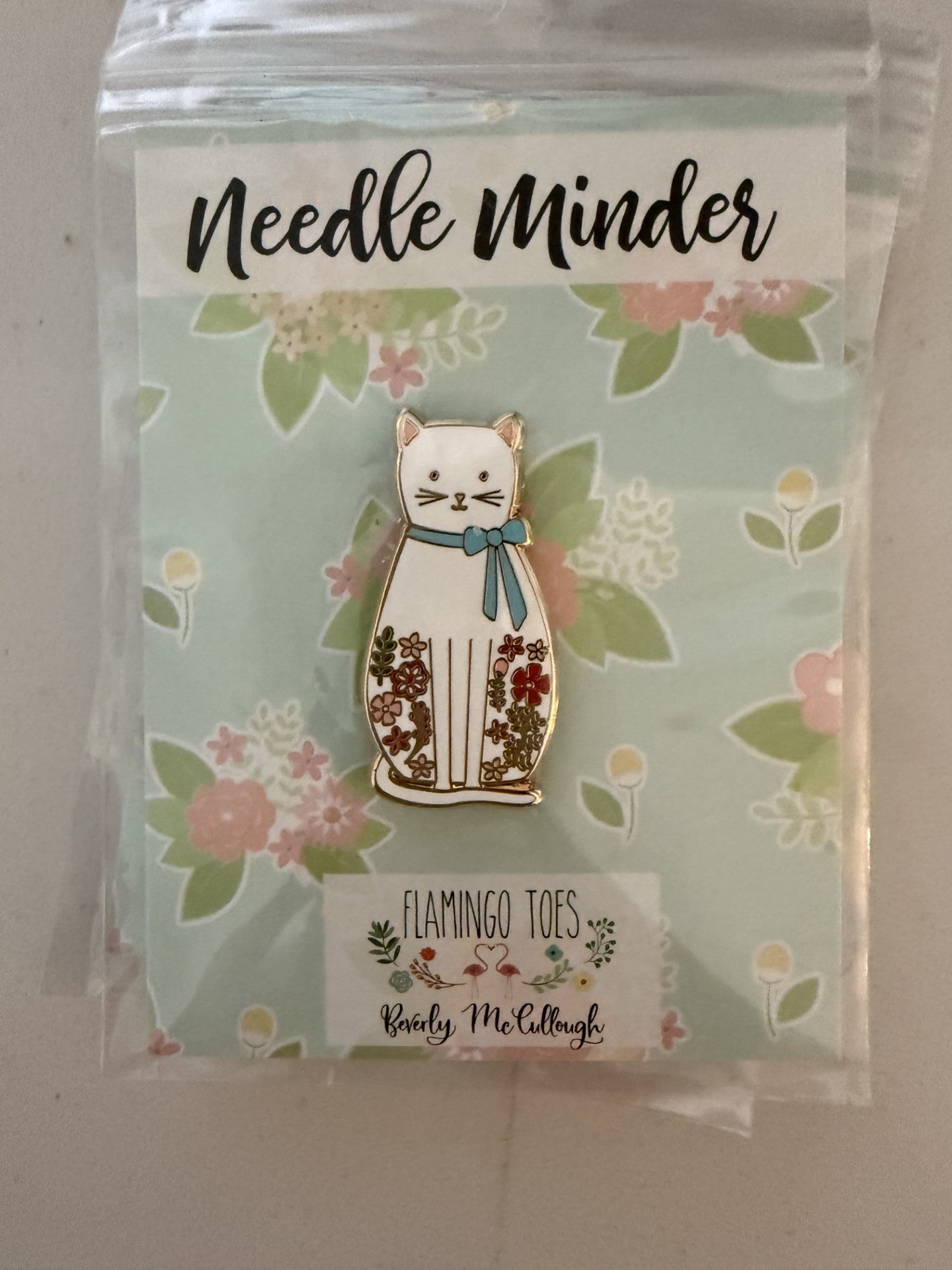 FlamingoToes WhiteCatNM FloralWhiteCatNeedleMinder